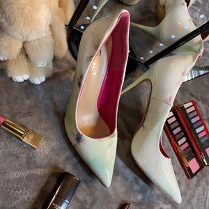 Patent leather high heels with flower